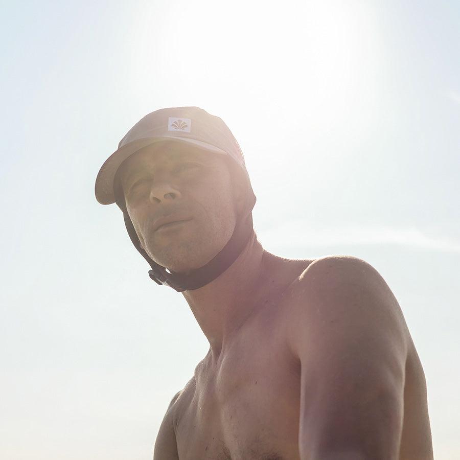 Homme portant une casquette surf anti UV grise Saint Jacques Wetsuits