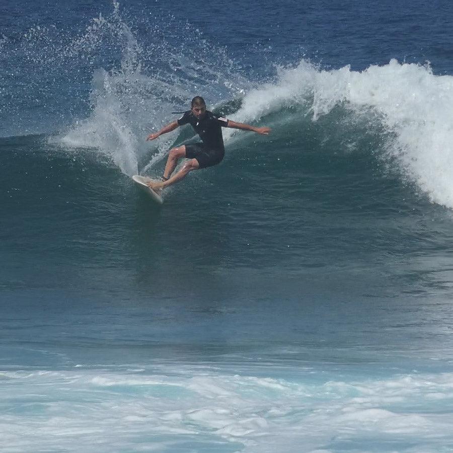 Surfer sur une vague en shorty manches courtes saint jacques wetsuits